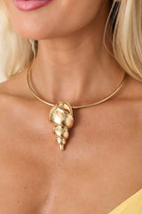 La Mer Charm Gold Shell Collar Necklace