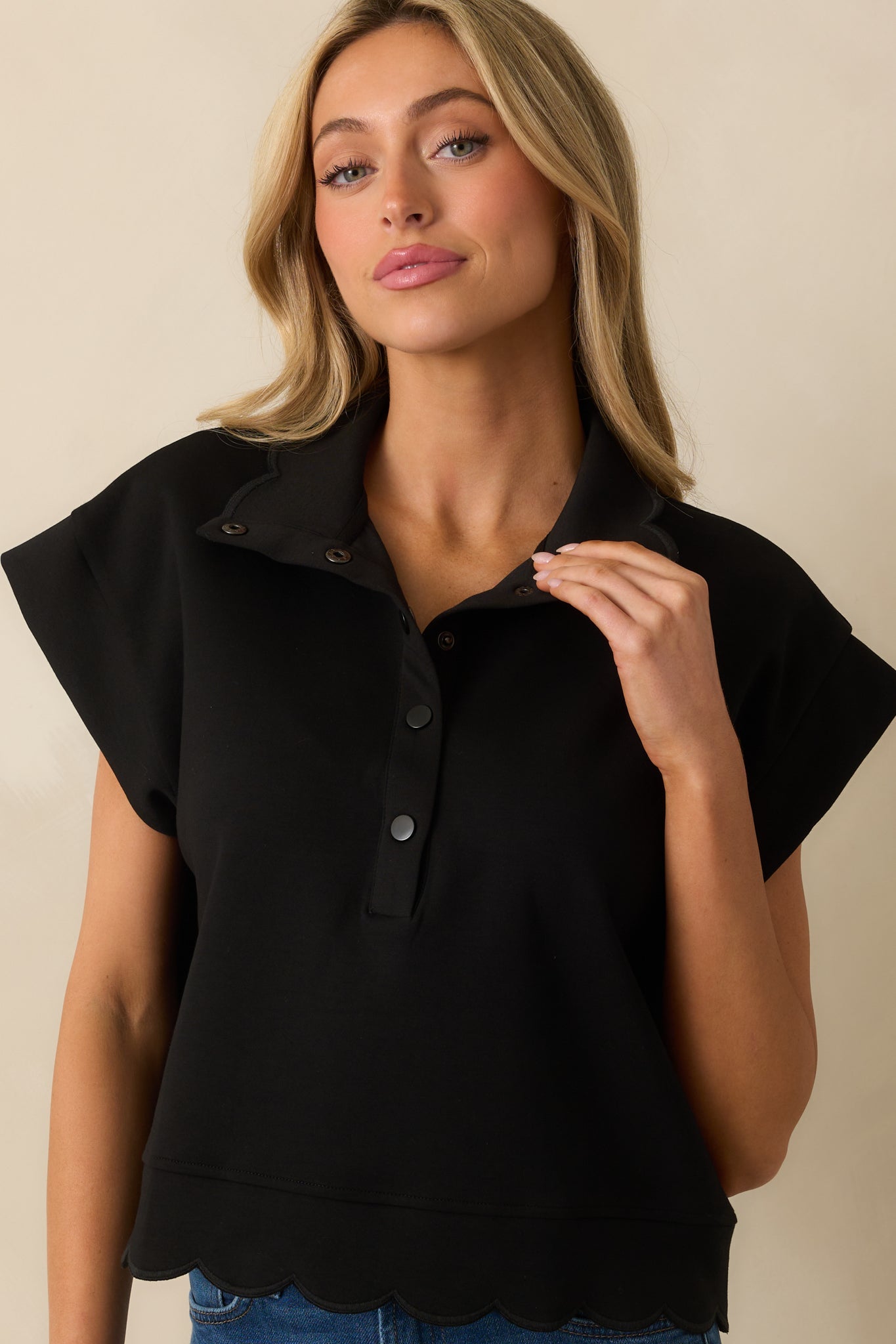 Best One Yet Black Cotton Scallop Hem Short Sleeve Pullover