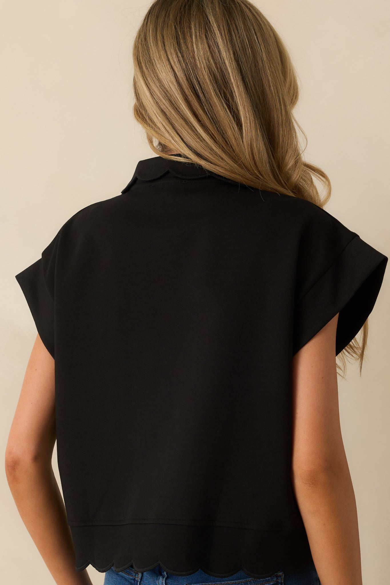 Best One Yet Black Cotton Scallop Hem Short Sleeve Pullover