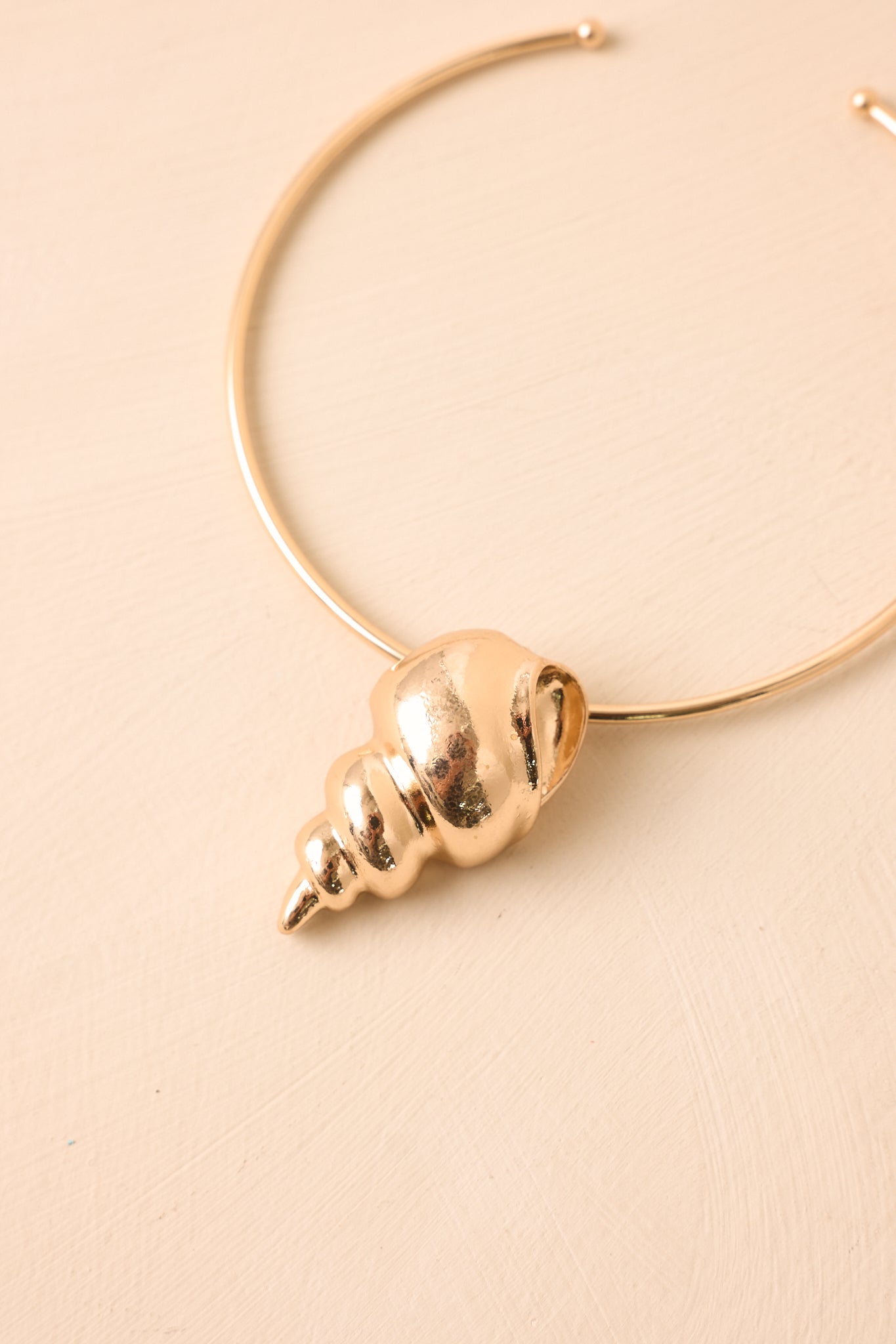 La Mer Charm Gold Shell Collar Necklace