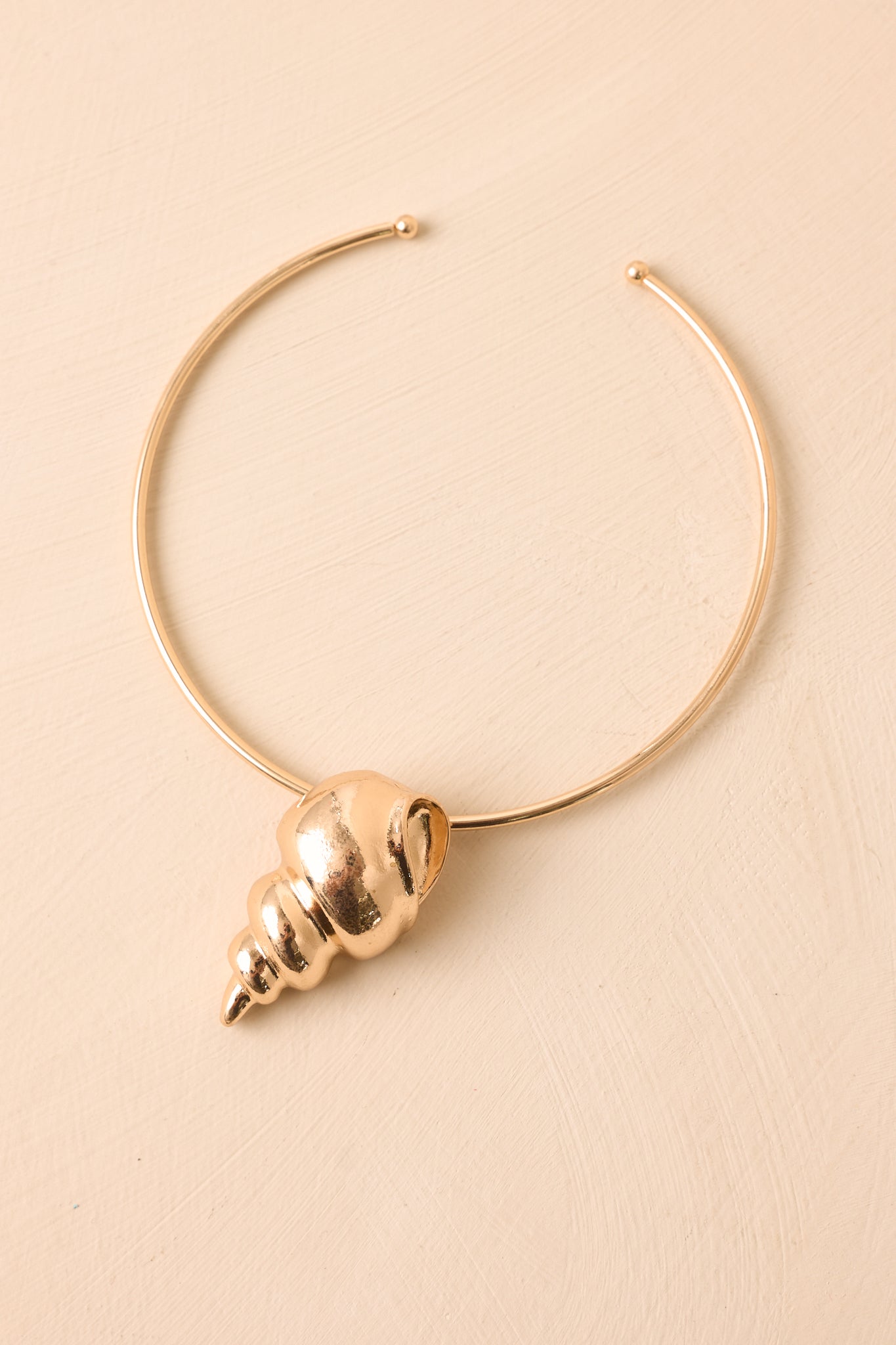 La Mer Charm Gold Shell Collar Necklace