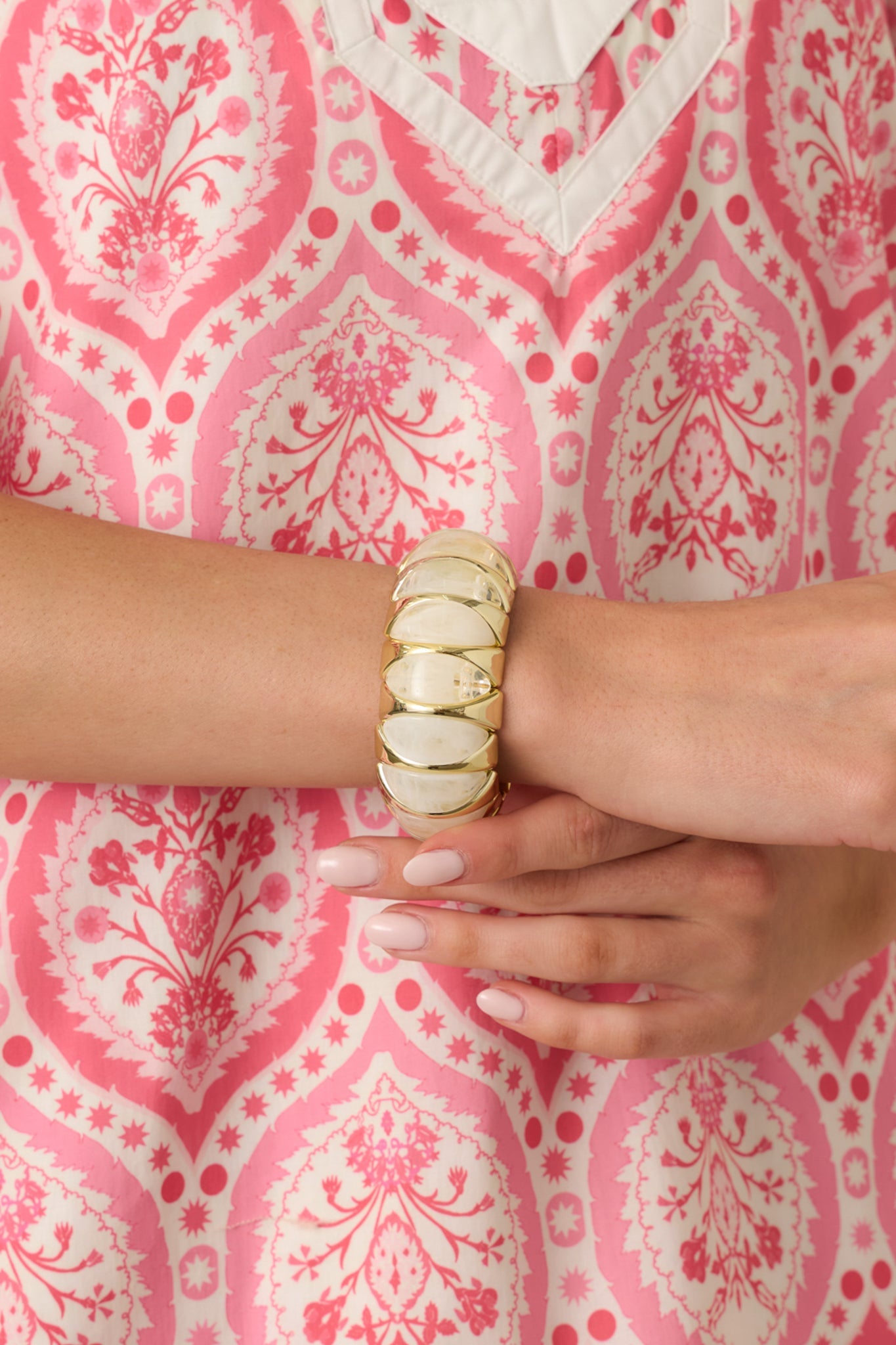 Hold On Gently White & Gold Sculptural Bead Stretch Bracelet