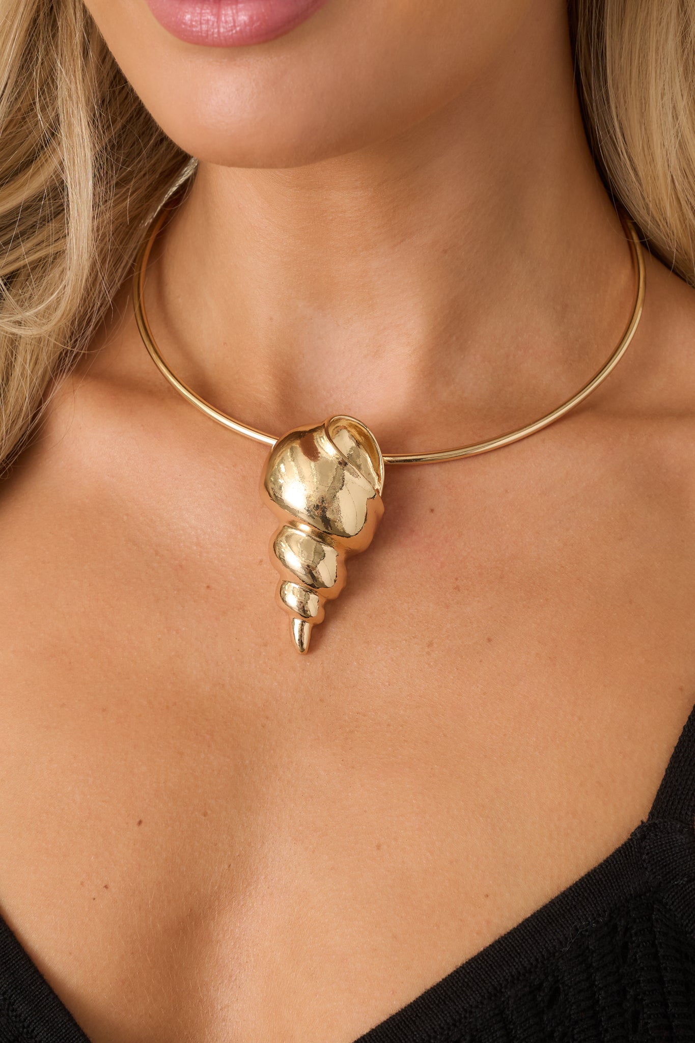 La Mer Charm Gold Shell Collar Necklace